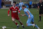 Ve středečním přípravném utkání si fotbalisté Velkého Meziříčí (v červeném) výsledkem 2:1 poradili s druholigovým FC Vysočina Jihlava.