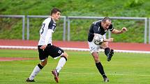 Podzimní trápení fotbalistů Havlíčkova Brodu (v bílých dresech) pokračovalo také v 9. kole divize. Hostujícímu Žďáru (v černých dresech) podlehli smolně 1:2.