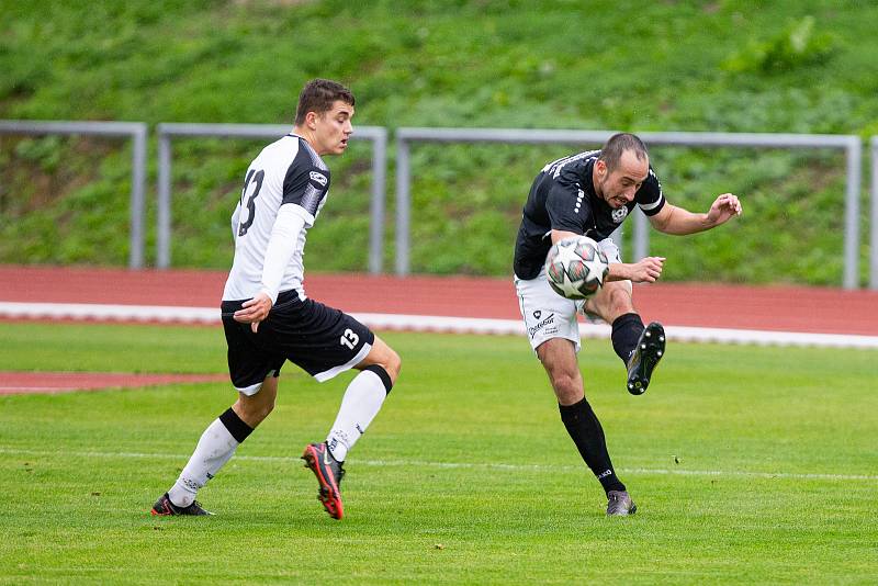 Podzimní trápení fotbalistů Havlíčkova Brodu (v bílých dresech) pokračovalo také v 9. kole divize. Hostujícímu Žďáru (v černých dresech) podlehli smolně 1:2.