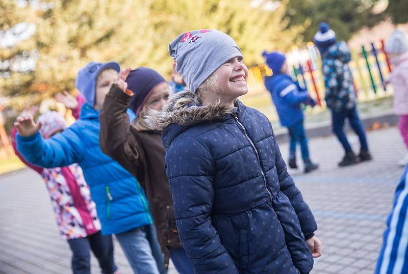 V rámci projektu 100 let s trikolórou se děti ve škole a ve školce v Polničce vytvořili oblečení do barev trikolory obraz státní vlajky a vysadili lípu.