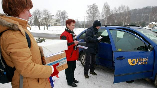 Úkolem doručovatelek není jen roznést poštu, ale měly by také uzavírat obchody.