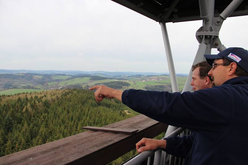  Klub Českých turistů Jiřího Gutha – Jarkovského organizuje pravidelné pěší výlety.   Jeden z nich má cíl u rozhledny Horní les. Při dobrém počasí je vidět desítky kilometrů daleko.