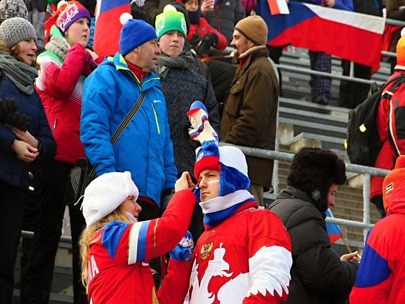 Biatlonoví fanoušci se v sobotu do Vysočina Areny začali přesunovat už čtyři hodiny před začátkem závodů. 