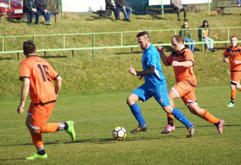 Hráči Radešínské Svratky (v oranžovém) s béčkem Polné (v modrém) dlouho prohrávali 0:1, v závěrečné čtvrthodině však dokázali zápas dvěma góly otočit.