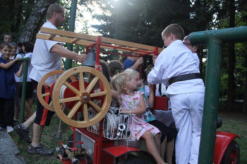 Rokytenští hasiči oslavili stopatnácté výročí. Oslavu zpestřil simulovaný zásah hasičských juniorů z Jam. Krásné půlkulaté „narozeniny“ členové místního i okolních sborů řádně zapili.