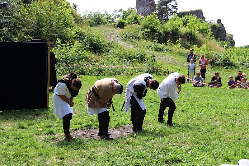 V sobotu pro veřejnost začal dvoudenní Festival historického šermu, hudby a tance pod zříceninou hradu Zubštejn v Pivonicích, místní části Bystřic nad Pernštejnem.