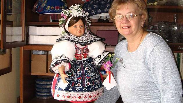 Marie Žilová se svou dcerou Evou Jurmanovou z Nového Veselí už do lidových krojů oblékly sedmapadesát panenek.