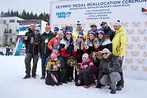 Slavnostním vrcholem závodů biatlonového Světového poháru v Novém Městě bylo předání bronzových olympijských ze Soči 2014 štafetě žen. Na společné fotografii závodnic a realizačního týmu je Jiří Hamza zcela vlevo.