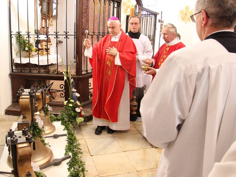 Třem novým zvonům pro kostel svatého Jana Nepomuckého ve Žďáře nad Sázavou požehnal brněnský biskup Vojtěch Cikrle.