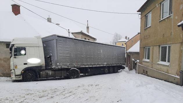 Kamion zablokoval silnici u kostela v Osové Bítýšce.