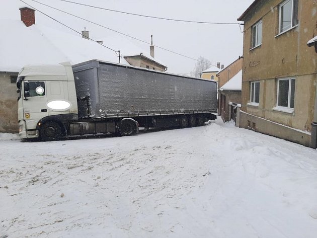 FOTO: Kamion zapadl u kostela v Osové Bítýšce. Silnici úplně zablokoval