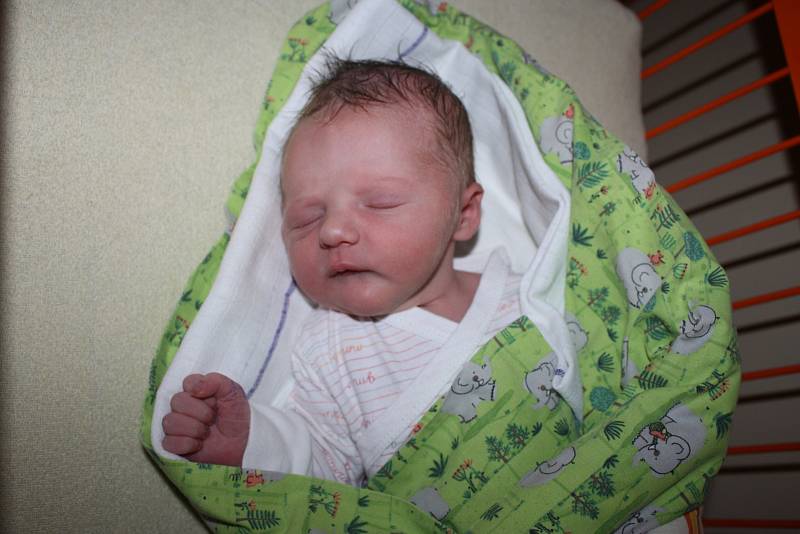 Karolína Neubauerová, Chroustov, 3.4. 2017, 3120 g, 51 cm.