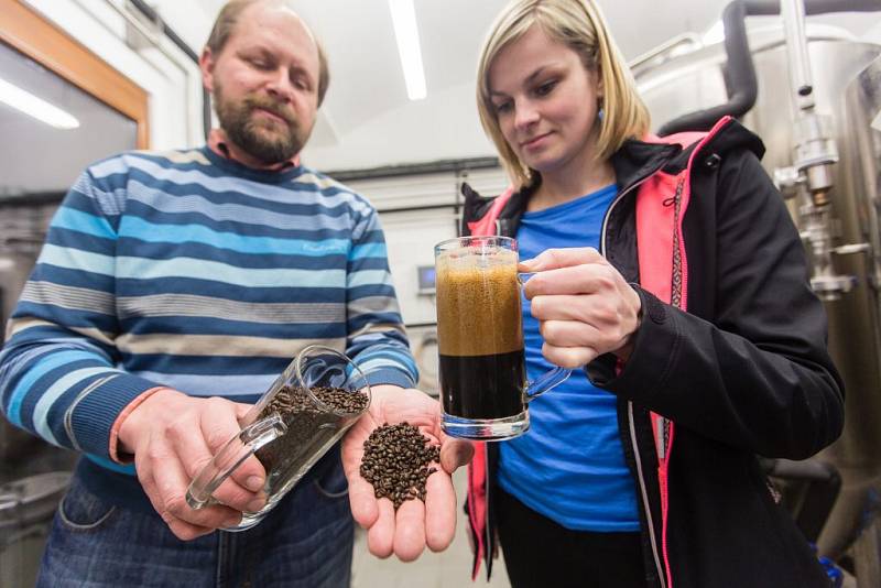 Velikonoce v ekoncentru Eden v Bystřici nad Pernštejnem na Žďársku letos mimo jiné ozvláštní i čokoládové pivo z místního minipivovaru.