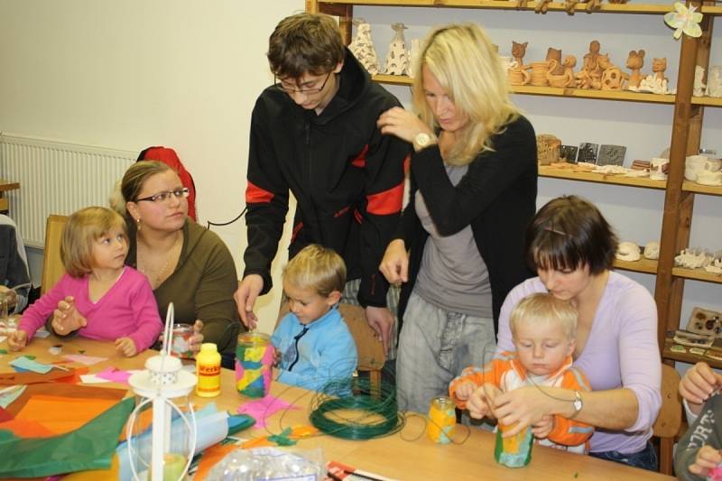 Děti v Sázavě vyráběly lucerničky a svatomartinské rohlíčky - tvarohové s rozinkami.