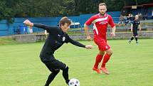 V derby rezerv se radovala juniorka Vrchoviny (v červeném), která v utkání bohatém na góly zdolala béčko Žďáru nad Sázavou (v černém) těsně 4:3.