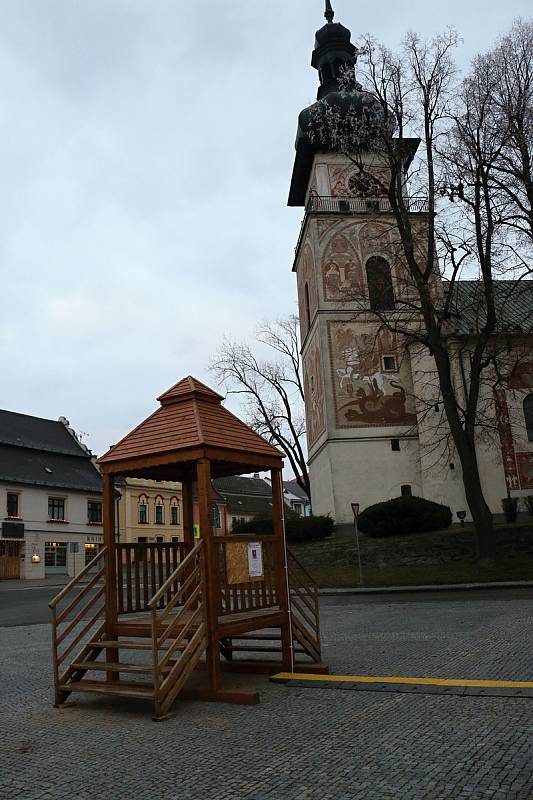 Města a obce se na Vánoce připravily. Nazdobily stromy, postavily jesličky i zvoničky štěstí.