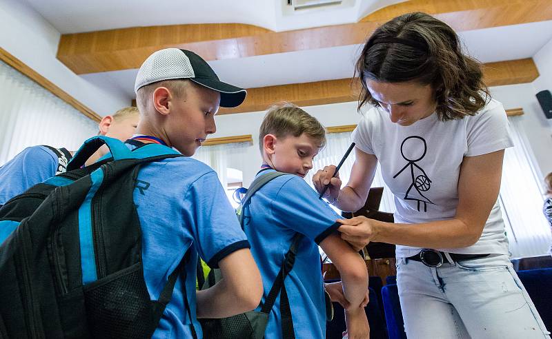 Martina Sáblíková dostala dar od města Žďár nad Sázavou, jako poděkování za reprezentaci.