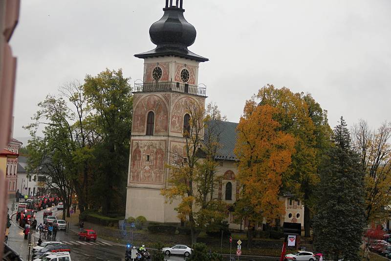 Zemědělské stroje absolvovaly šestikilometrovou trasu z Maršovic do Vysočina Areny.