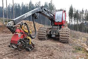 Neznámý vandal rozbil skleněnou výplň kabiny, poškodil zpětnou couvací kameru, různé elektrické kabely a hadičku mazání ramene harvestoru. Také vystříkal kabinu stroje práškovým hasícím přístrojem.