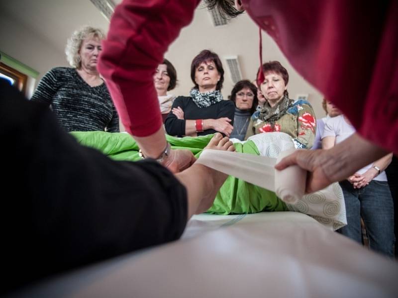 Členové Diakonie organizují pečovatelské kurzy po celém Česku. V lednu a únoru získají poprvé i obyvatelé Nového Města možnost se jich zdarma zúčastnit. 