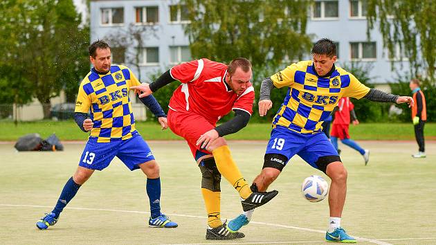 Famózní sobotu prožili ve čtvrtém kole Žďárské ligy fotbalisté Diparu (v červeném). Nejprve totiž zdolali favorizovaný tým BKS (v modro-žlutém) 3:2 a pak dokonce i obhájce titulu Benjamin 3:1.