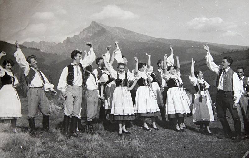 O nezbytné ošacení, obutí a veškeré další nezbytnosti potřebné k tomu, aby mohl folklorní soubor dokonale fungovat, se postarali zaměstnanci tehdejšího novoměstského Okresního ústavu národního zdraví.