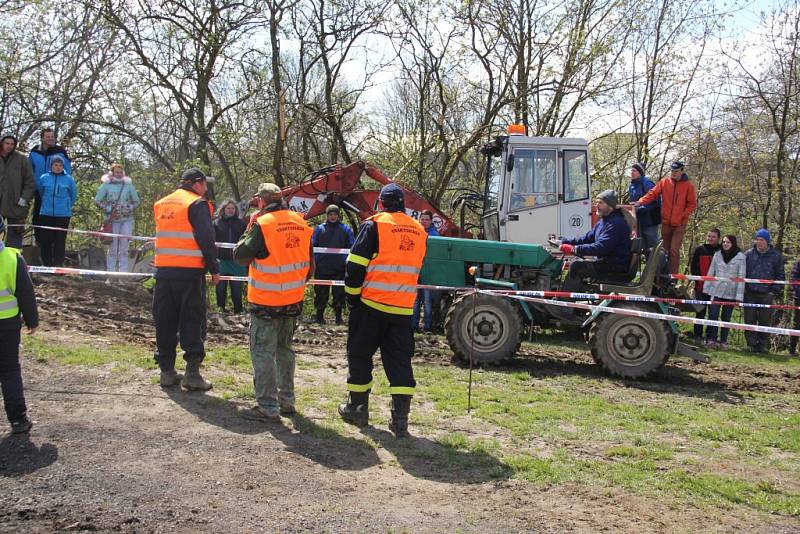 Spanilá jízda obcí, jízda zručnosti, přetahování traktorů, couvání s dvoukolákem nebo hod pneumatikou na cíl - to je jen malá ochutnávka z bohaté nabídky traktoriády, která se už popáté uskutečnila v Bohuňově. 