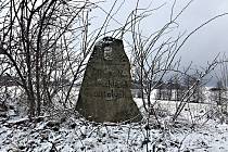 Kámen postavili Olešenští jako upomínku na událost z roku 1964, kdy při návratu z pohřbu v Olešné na tom místě alkoholem posilněna padla celá zuberská vláda.