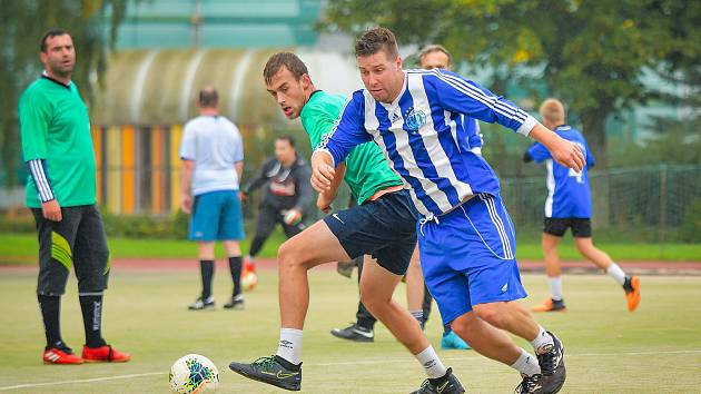 Fotbalisté Benjaminu (v modrobílém) potvrzují také v letošním ročníku Žďárské ligy malé kopané roli velkého favorita.