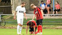 V nedělním souboji mezi fotbalisty domácího Žďáru nad Sázavou (v bílém) a Hodonínem (v pruhovaném) se  diváci branky nedočkali. Svěřenci trenéra Petra Nedvěda jsou tak v sezoně dál bez porážky.