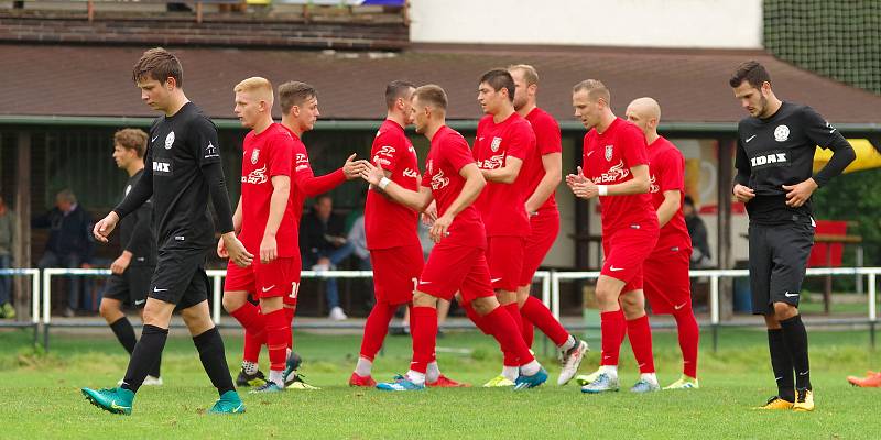 Na domácím hřišti fotbalisté Žďáru (v černém) opět nebodovali. Lanžhotu (v červeném) podlehli vysoko 0:5. Foto: Zdeněk Smejkal