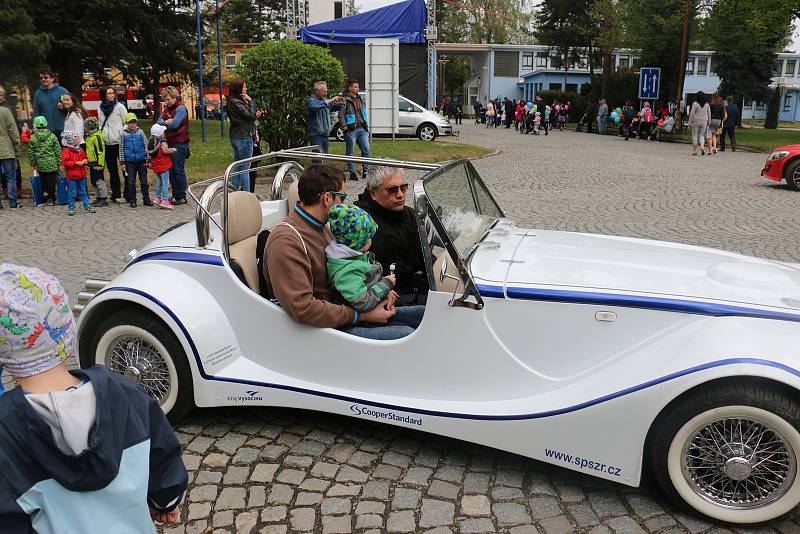 Na den otevřených dveří mířili do strojírenské firmy lidé z blízka i z daleka.