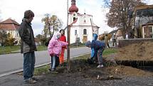 Opět o něco zelenější bude náměstí v Horní Bobrové. V pátek tam žáci základní školy vysázeli pod dohledem hajného Karla Uhlíře pět lip.