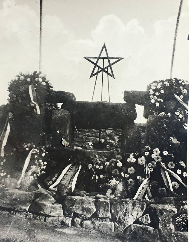 Pěticípou hvězdu i desku s písmeny psanými v azbuce někdo vytrhl a pohodil za pomník, pod kterým je pohřbený i tatínek Liboslava Zrůsta.