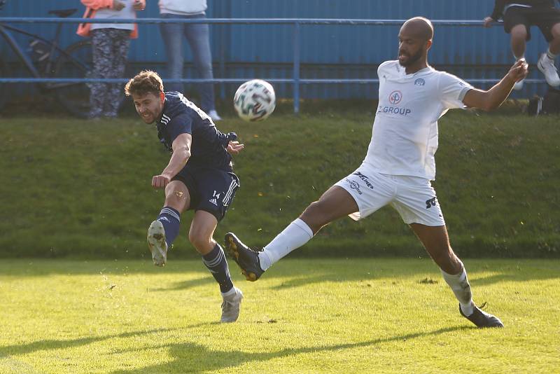 V utkání devátého kola letošního ročníku MSFL doma podlehli fotbalisté Nového Města na Moravě (v tmavém) rezervě Slovácka (v bílém) 1:2.