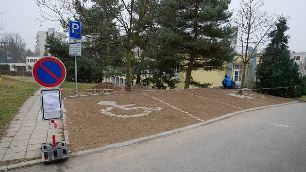 Nová parkovací místa pro Meziříčí: vznikla z recyklovaného plastu, podívejte