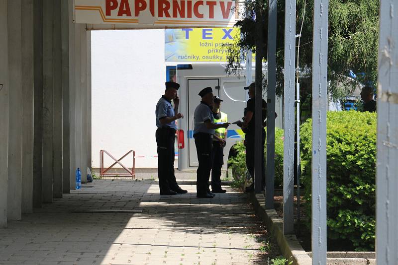 V úterý ráno obsadili a neprodyšně uzavřeli centrum Žďáru nad Sázavou policisté.