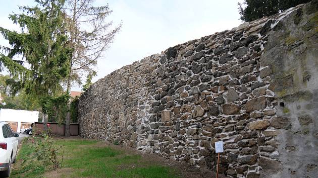 Část hradeb ve Velkém Meziříčí je opravena, další rekonstrukce je v plánu