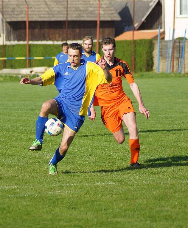 Bohdalec (v modrém) porazil Velkou Losenici 3:1 a nadále ztrácí na vedoucí Bohdalov B ve IV. třídě skupině A šest bodů. 