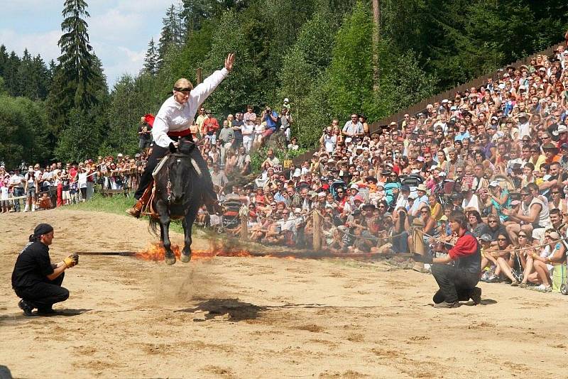 V pořadí již 12. ročník Rodeoshow ve Westernovém městečku Šiklův mlýn u Zvole nad Pernštejnem si v sobotu nenechalo ujít deset tisíc diváků. 