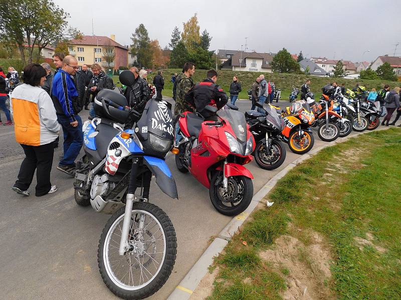 Na žďárském ovále při tradičním zavírání silnic lidé obdivovali stovky motocyklů.