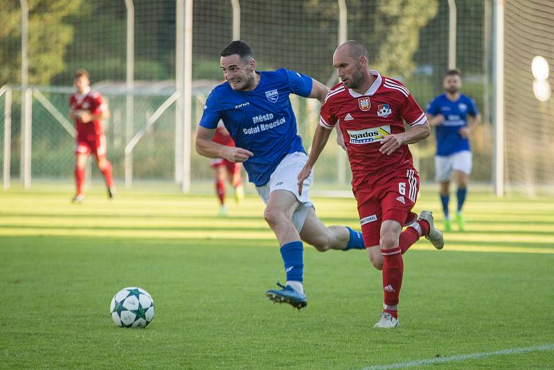 V premiérovém utkání letošního ročníku MSFL mezi Velkým Meziříčím (v červeném) a Dolním Benešovem (v modrých dresech) se body dělily.