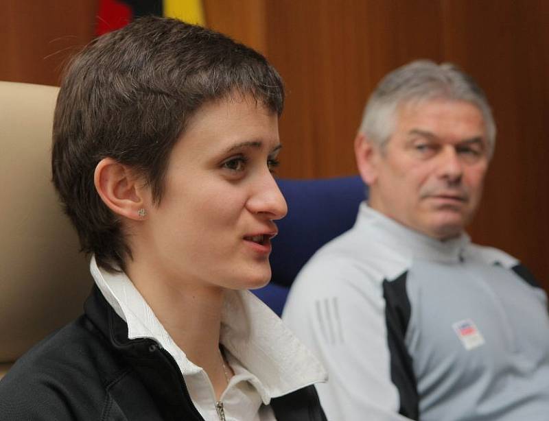 Martina Sáblíková s trenérem Petrem Novákem ve Žďáře.