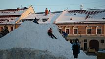 V minulých letech si dětii v centru Nového Městěana Moravě užívaly klouzání na hromadě sněhu.