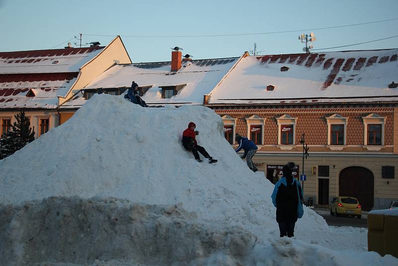 V minulých letech si dětii v centru Nového Městěana Moravě užívaly klouzání na hromadě sněhu.