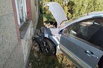 Řidič osobního auta narazil do zdi rodinného domu.