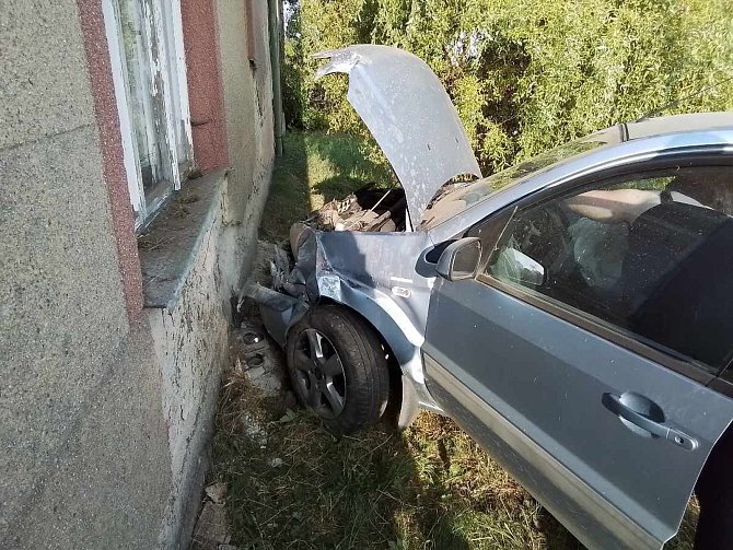 Řidič osobního auta narazil do zdi rodinného domu.