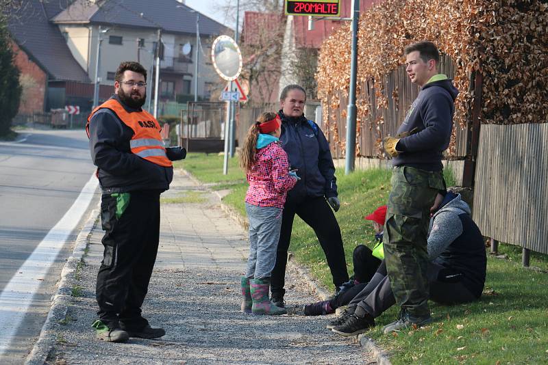 Do sbírání odpadků podíl silnic se pustili dobrovolní hasiči z Rokytna i z Kuklíku.