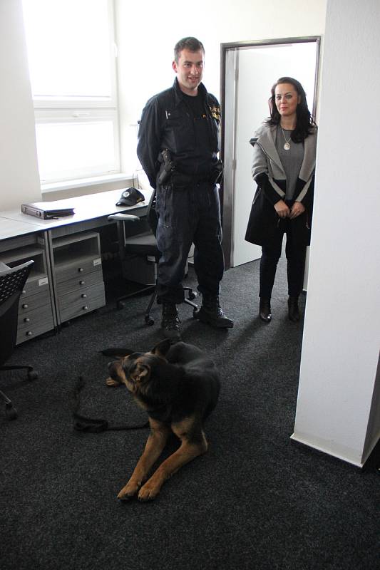 Nevyužívané prostory výpravní budovy žďárského vlakového nádraží patří nyní pětici policejních psovodů.