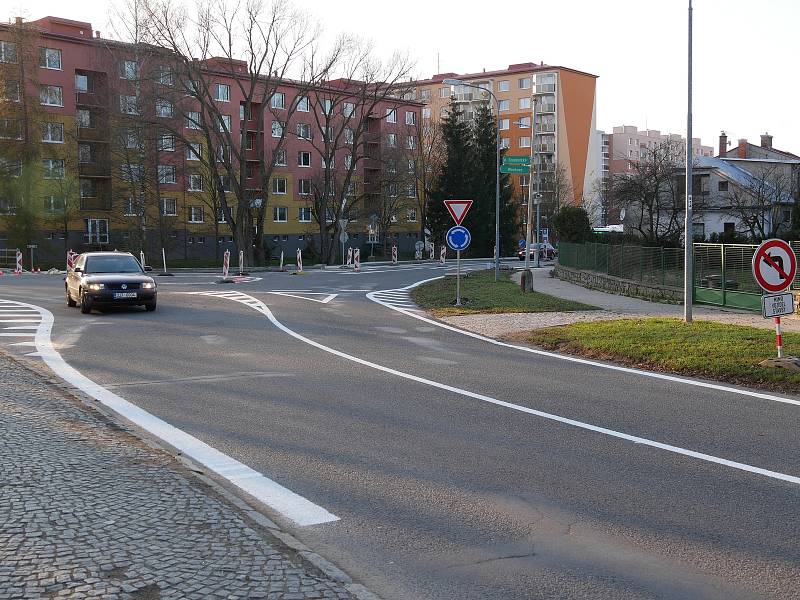 V pátek 16. listopadu začalo vyznačování nové miniokružní křižovatky na ulicích Wonkova, Vysocká a Studentská ve Žďáře nad Sázavou.